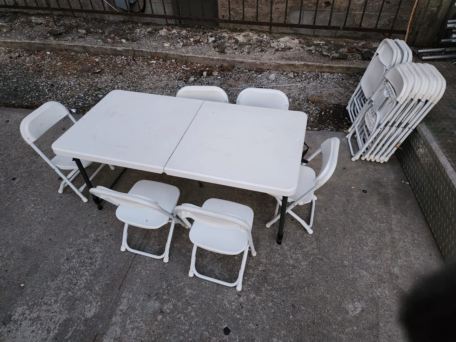 Sillas y mesas para niños. - Imagen 2